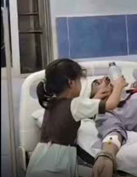 Heartwarming Hospital Video Shows Daughter’s Unbreakable Love and Care for Paralyzed Father