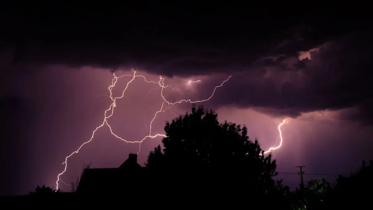 3 महिलाओं के लिए काल बनकर गिरी आकाशीय बिजली, कोई महुआ बीन रही थी तो कोई घर के बाहर बैठी थी