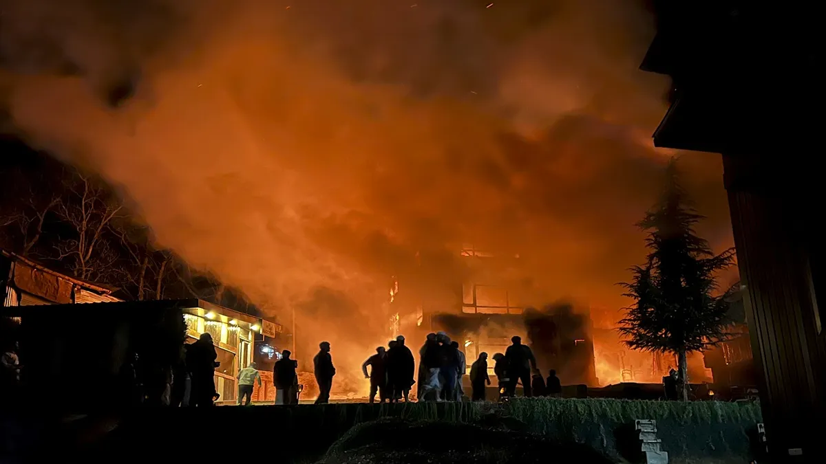 पहलगाम में आग का तांडव, देखते ही देखते जलकर खाक हो गया होटल, फायर ब्रिगेड गाड़ी रिवर्स करते समय कर्मचारी की कुचलकर मौत