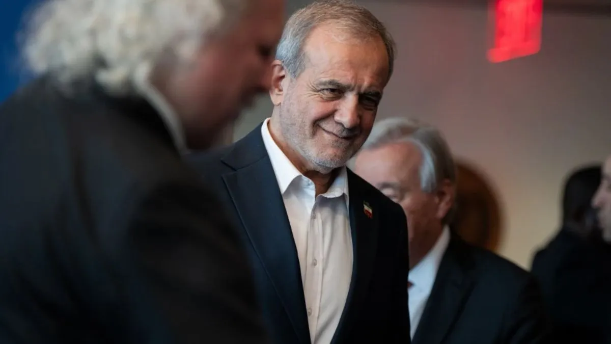 Israel और US के हमलों से बेफिक्र हो प्रदर्शनकारियों के साथ घूमे ईरानी राष्ट्रपति पेजेश्कियन, लोगों ने चूमा माथा…किया सलाम