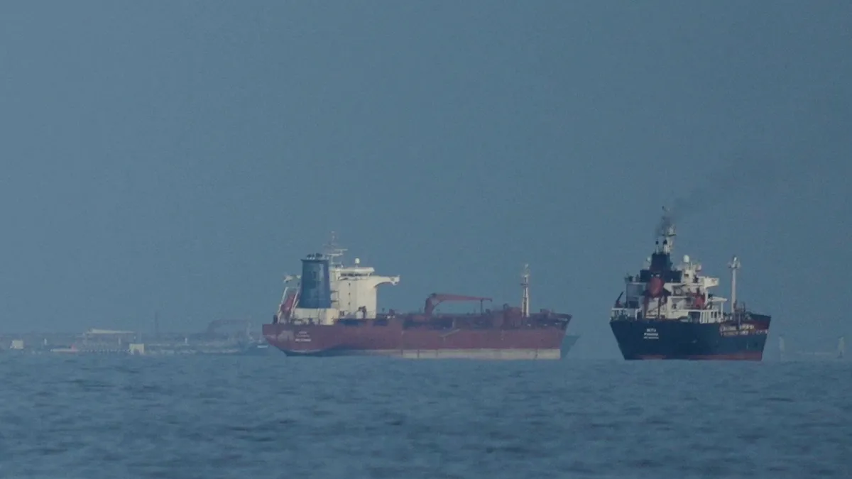 जयशंकर की कॉल और बन गई बात, ईरान ने दी होर्मुज स्ट्रेट से भारतीय जहाजों को गुजरने की इजाजत: सूत्र