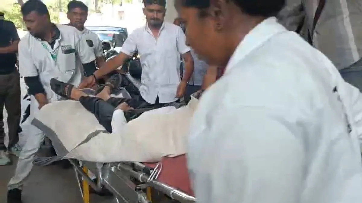 गुजरातः कोर्ट रूम में सुनवाई के दौरान डॉक्टर पति ने पत्नी पर फेंका तेजाब, खुद भी पी लिया जहर