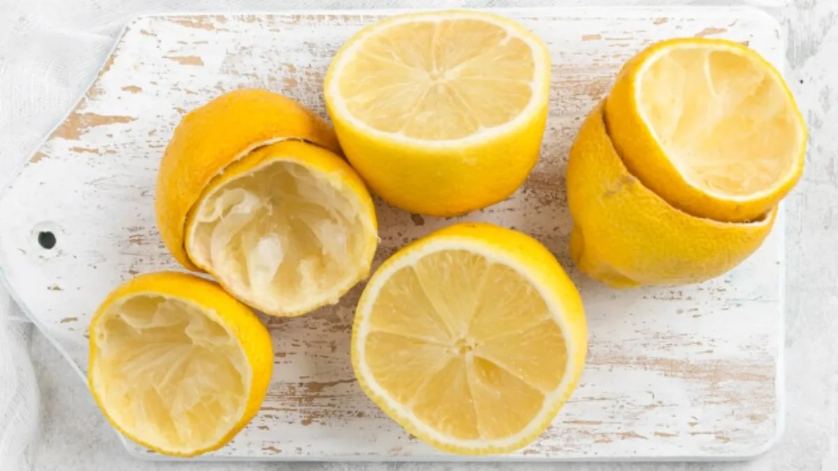 नींबू निचोड़कर छिलके फेंकिए नहीं, साफ-सफाई करने में आएंगे खूब काम, जानिए लेमन पील को यूज करने का तरीका