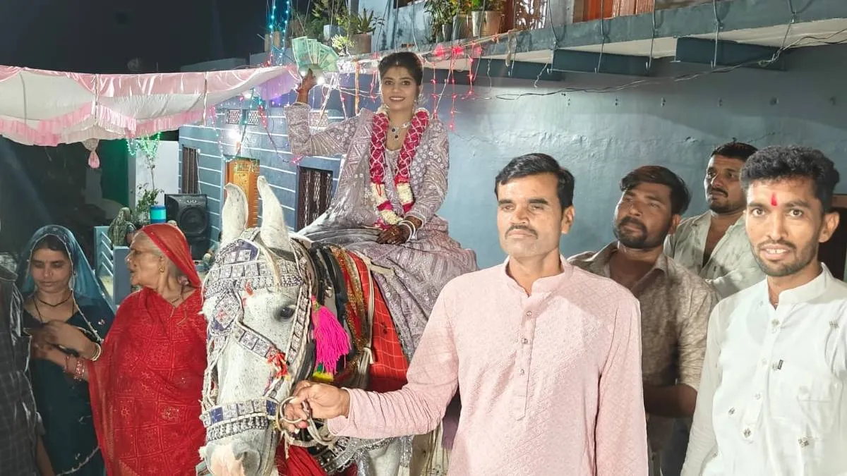 Video: घोड़ी पर बिठाकर पिता ने दुल्हन बेटी की निकाली बिंदौरी, रिश्तेदारों संग किया डांस, बोला- लाडो को बेटे से बढ़कर पाला