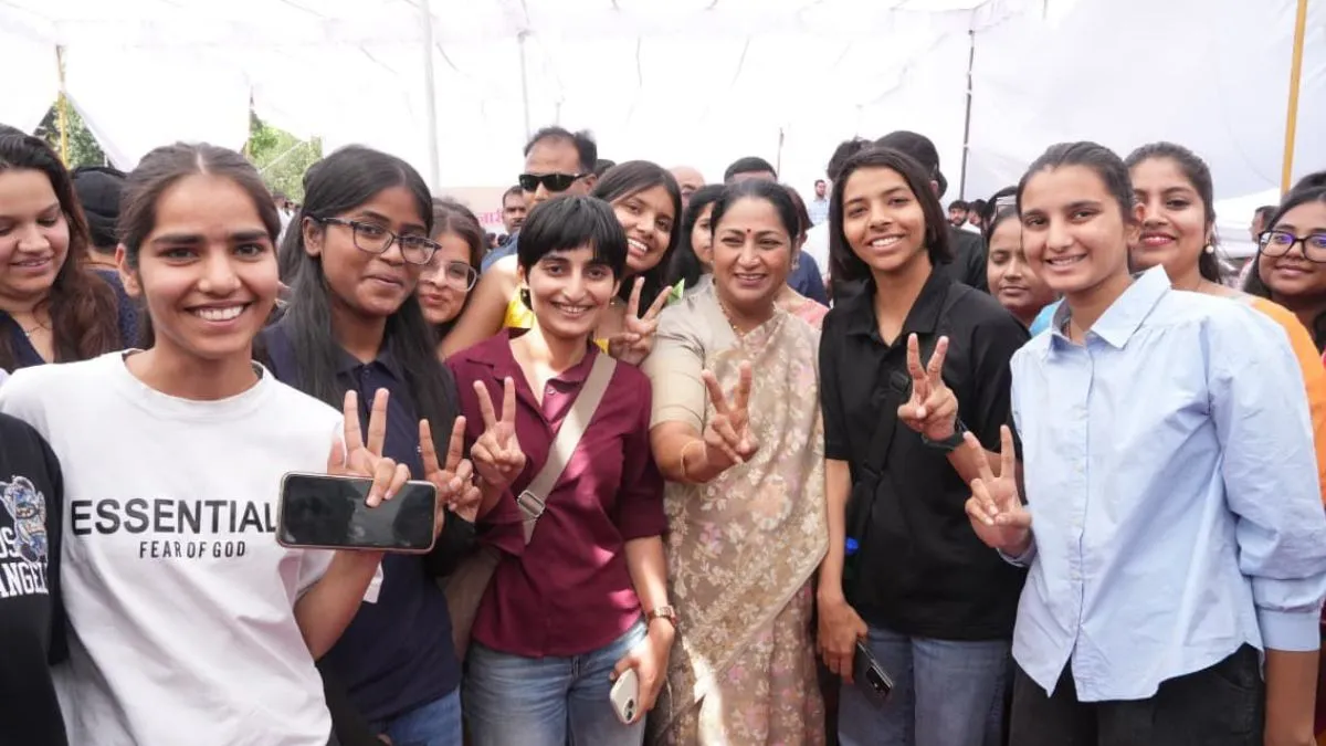 सीएम रेखा गुप्ता ने दिल्ली यूनिवर्सिटी पहुंच हस्ताक्षर अभियान में लिया भाग, कहा- निर्णायक पदों पर महिलाओं की भागीदारी जरूरी
