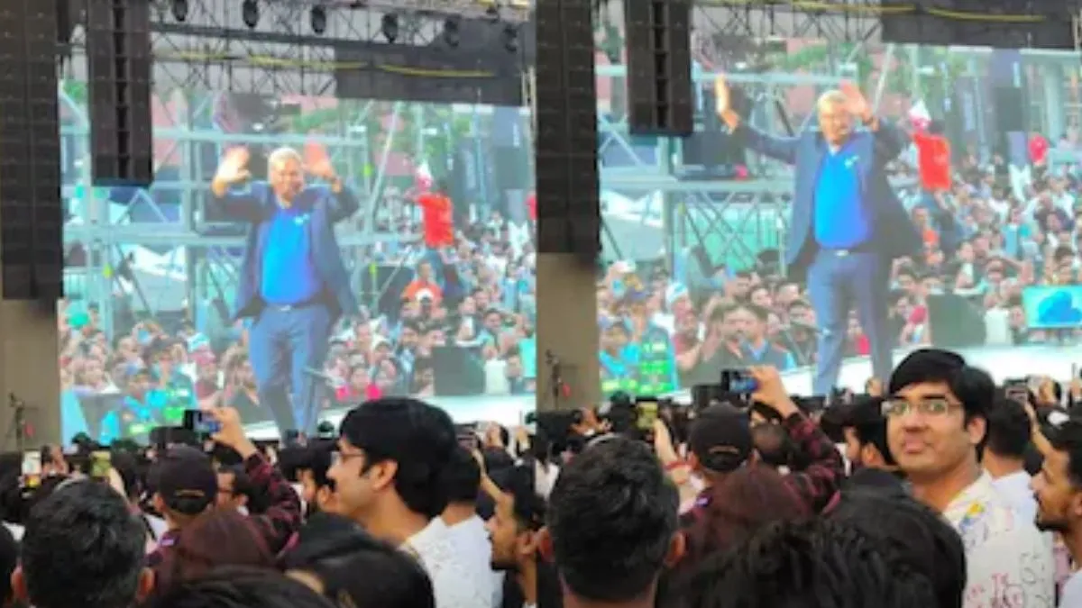 सर अप्रेजल कब होगा ?’ इवेंट में स्टेज पर नाचते CEO से लड़कों ने पूछा, मजेदार Video हो रहा वायरल