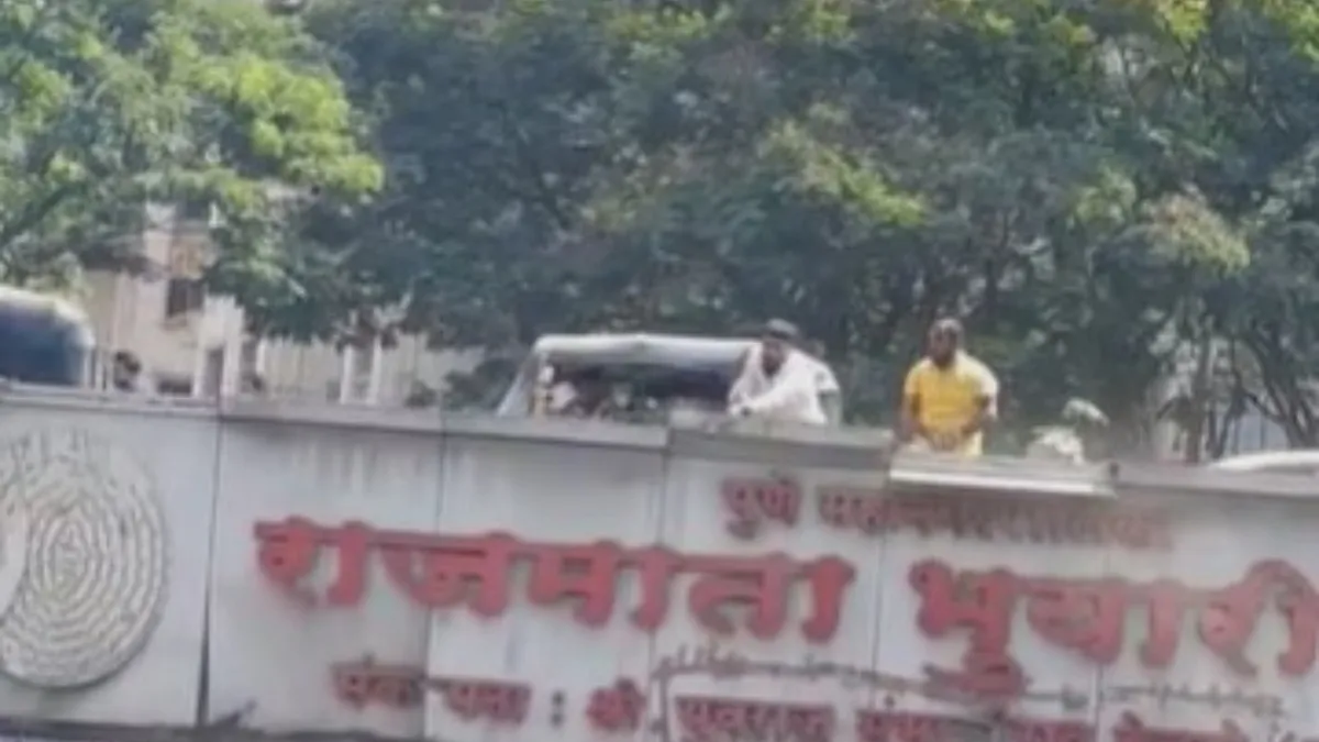 सालों की दुश्मनी का ऐसे लिया बदला, रास्ते में ऑटो चालक को रोकर धारदार हथियार से किया लहूलुहान; देखें VIDEO