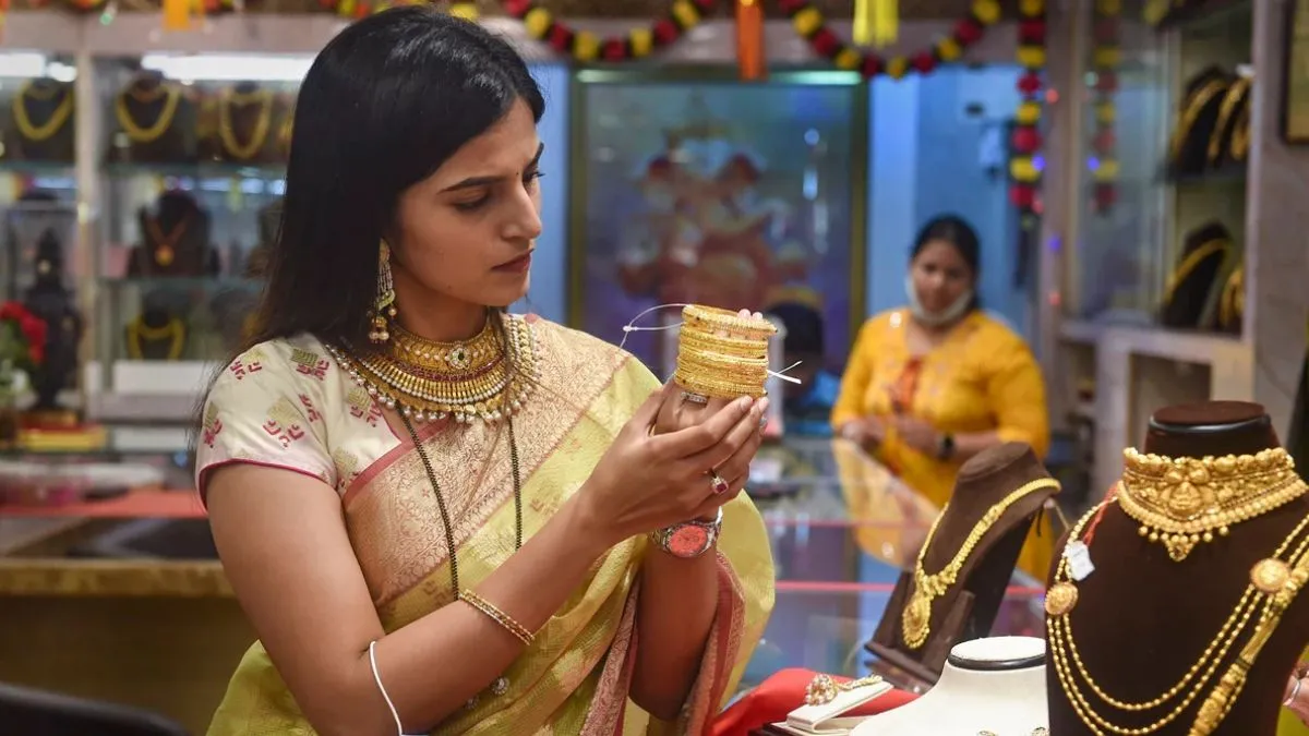 Gold Price Today: कहां से खरीदें सबसे सस्ता सोना- जानें तनिष्क, कल्याण, मलाबार पर क्या है आज का भाव