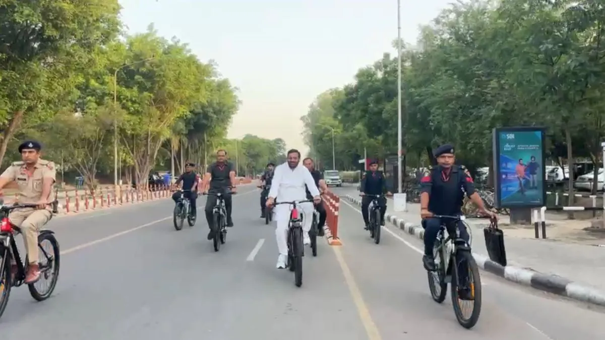 VIDEO: मुख्यमंत्री नायब सिंह सैनी साइकिल लेकर सड़क पर निकले, PM मोदी की ईंधन बचाओ अपील का दिखा असर