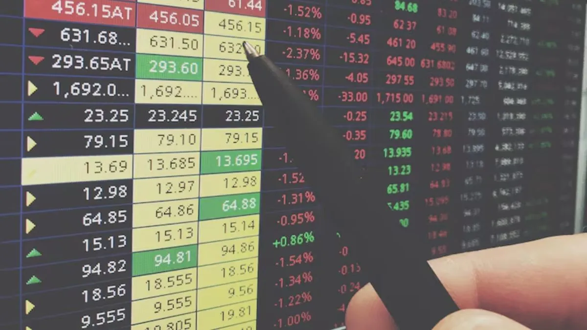 Stock Market Today: सेंसेक्स 394 और निफ्टी 161 अंकों की गिरावट के साथ खुले, इन शेयरों में भारी नुकसान