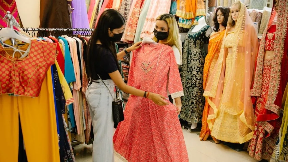 Best Day To Buy Clothes: किस दिन करनी चाहिए कपड़ों की खरीदारी? खरीदने और पहनने से पहले जान लें ज्योतिष नियम