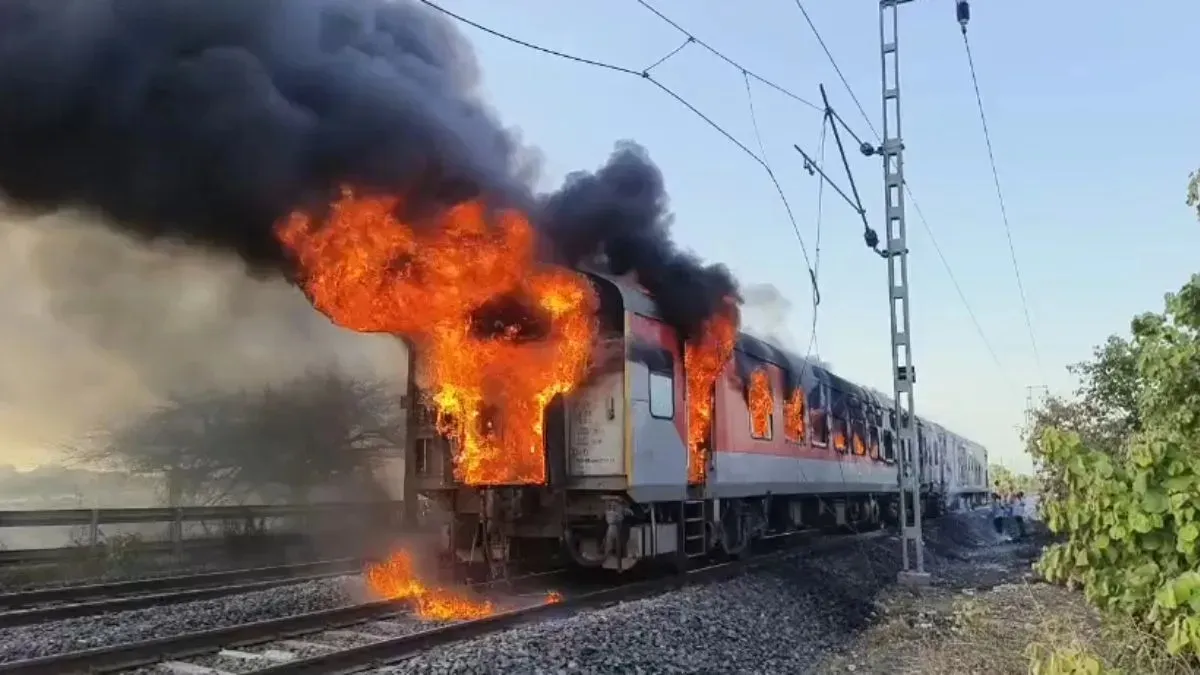 ट्रेन में आग लगने की घटनाओं पर बड़ा खुलासा, चलती हुई राजधानी एक्सप्रेस को जलाने की साजिश की गई