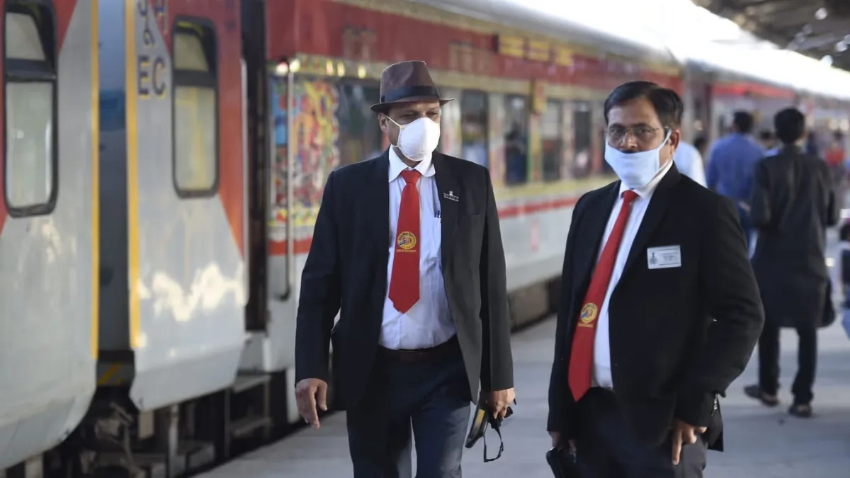 रेलवे का बड़ा फैसला! अब कैमरे में कैद होगी टिकट चेकिंग, नए अवतार मे नजर आएंगे TTE