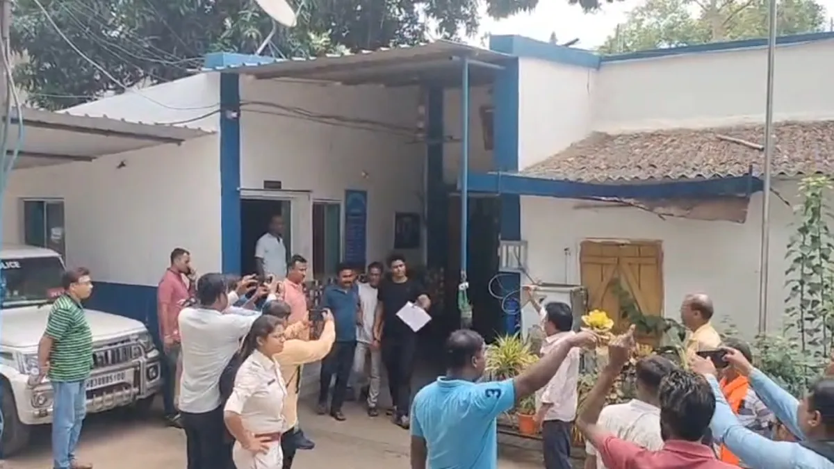 TMC नेता सुकुमार दत्ता गिरफ्तार, लोगों ने चोर-चोर के नारे लगाए-अंडे फेंके, भाजपा कार्यकर्ताओं का प्रदर्शन