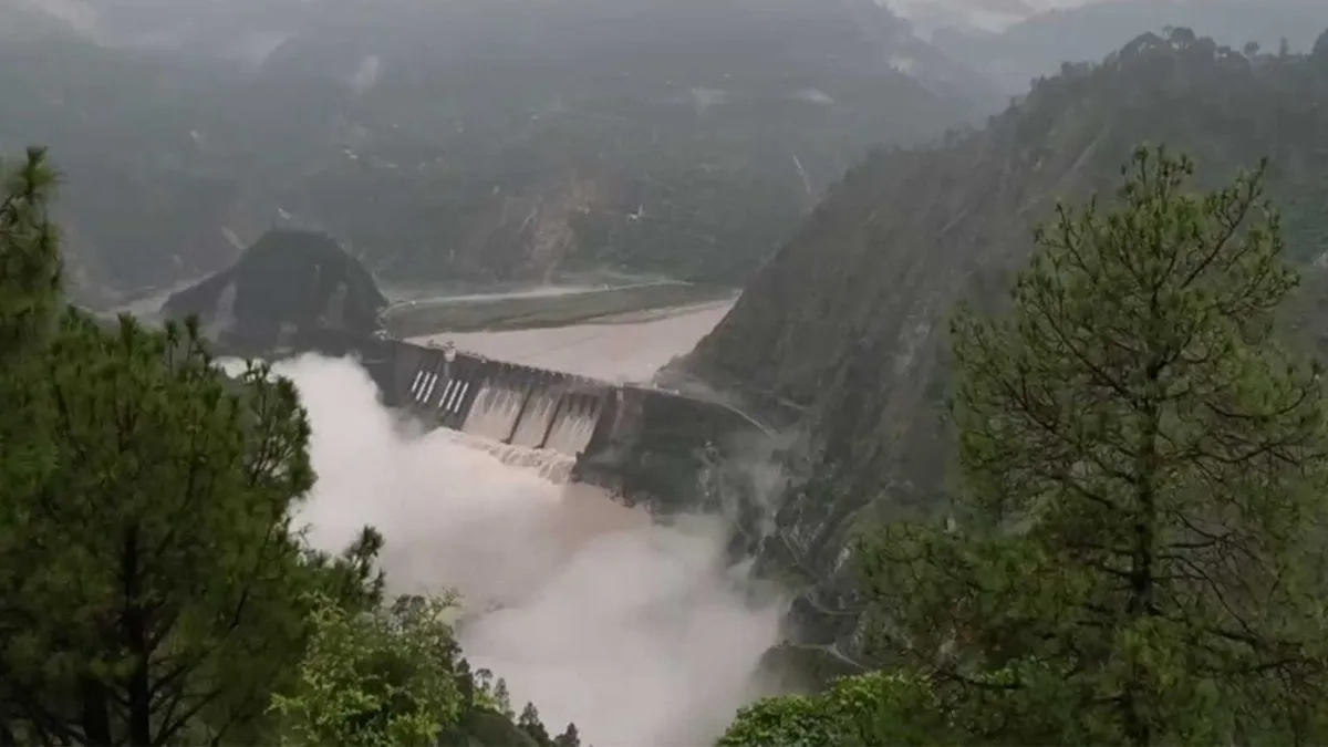 भारी बारिश के बाद सलाल डैम के सारे गेट खोले गए, पूरी तरह उफान पर चिनाब नदी, लोगों से सतर्क रहने की अपील