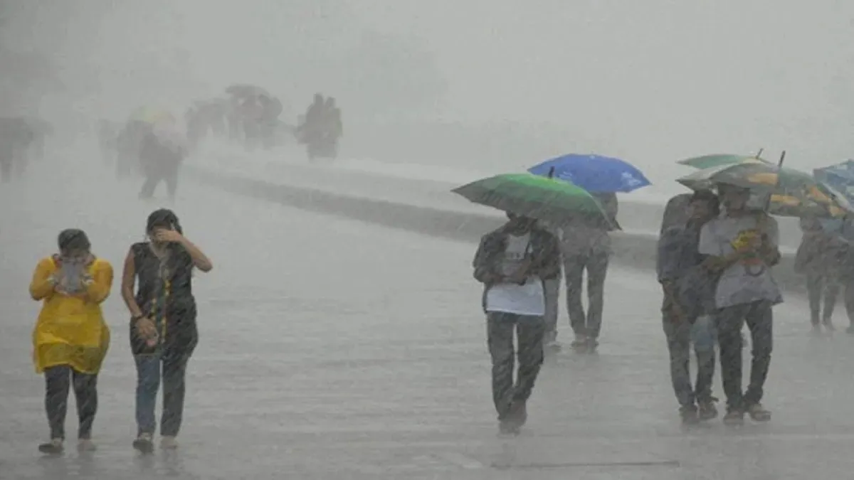 बारिश अभी नहीं थमेगी! UP-बिहार-झारखंड समेत 18 राज्यों में फिर आफत, फ्लैश फ्लड से लेकर भूस्खलन तक का खतरा