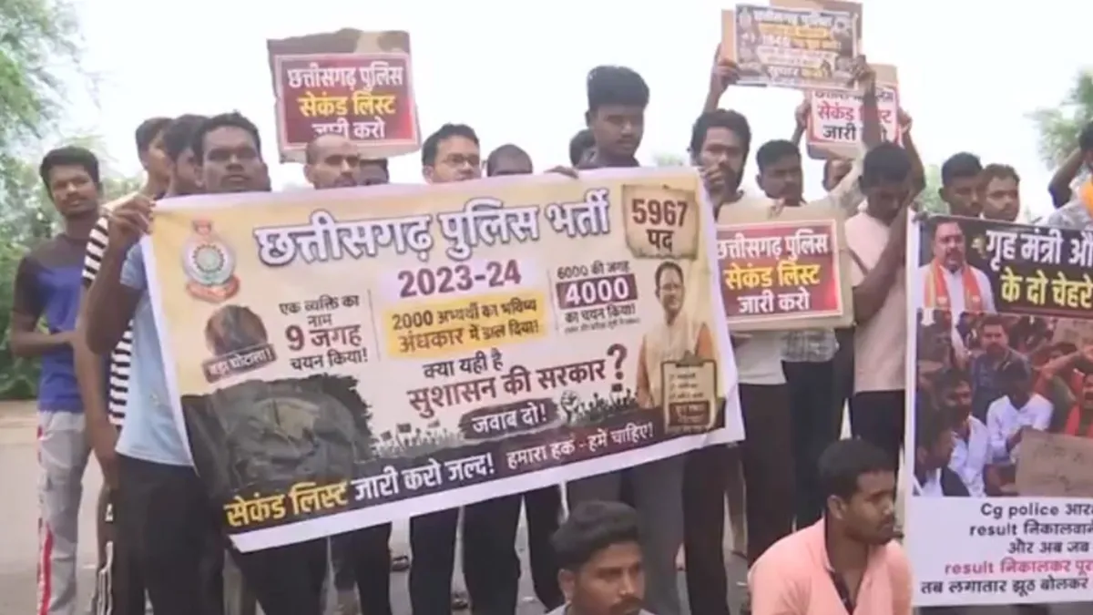 छत्तीसगढ़ के कवर्धा में पुलिस भर्ती को लेकर प्रदर्शन, 1940 खाली पदों को भरने की मांग