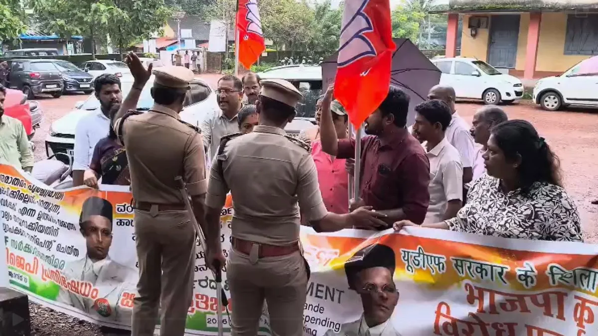 वीर सावरकर की तारीफ करने पर शिक्षक को कर दिया सस्पेंड, BJP नेताओं ने शुरू किया विरोध प्रदर्शन