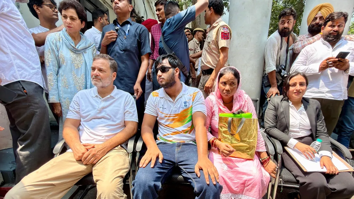 ‘जब तक FIR नहीं, तब तक नहीं हटेंगे’, पैलेट गन के मुद्दे पर संसद मार्ग थाने के बाहर धरने पर बैठे राहुल गांधी, प्रियंका भी पहुंचीं