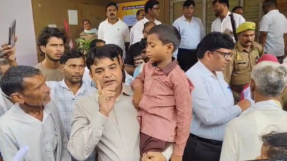 सड़कों की बदहाली पर जेन अल्फा का आक्रोश, BSA ने गोद में उठाया निकल गए गांव की ओर