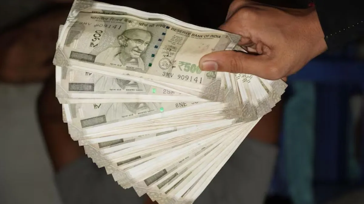 वरिष्ठ नागरिकों को FD पर मिल रहा 8.50% तक का बंपर ब्याज, जानें कितने समय के लिए जमा करने होंगे पैसे