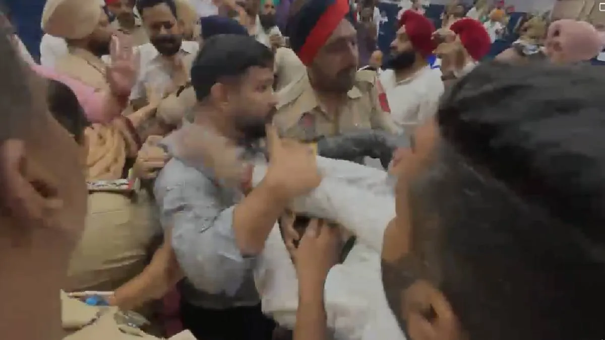 लुधियाना में नगर निगम हाउस की मीटिंग के दौरान हंगामा, बीजेपी-AAP पार्षदों के बीच हाथापाई