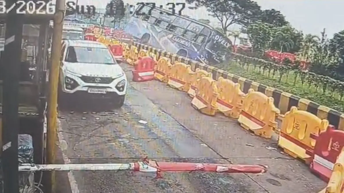 टोल प्लाजा पर लेन बदलते समय हुआ हादसा, डिवाइडर से टकराई बस, कई यात्री घायल; CCTV फुटेज आया सामने