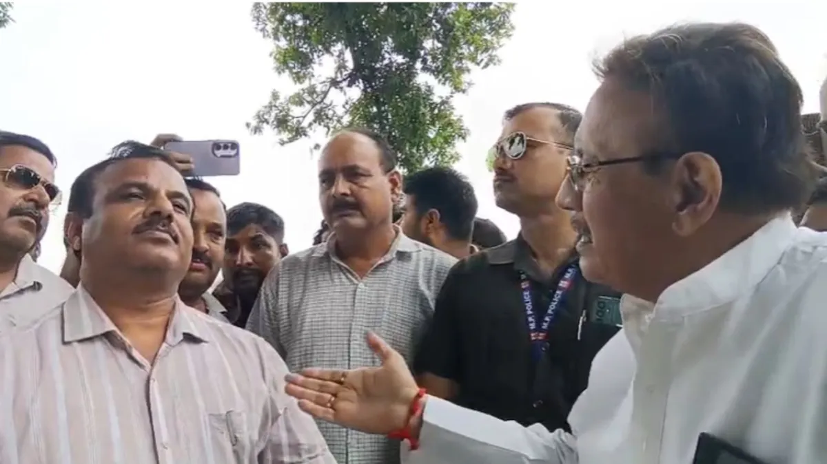 “मैं भी इंजीनियर हूं, विदेश से PhD भी की है”, विधायक और इंजीनियर के बीच बहस का वीडियो वायरल
