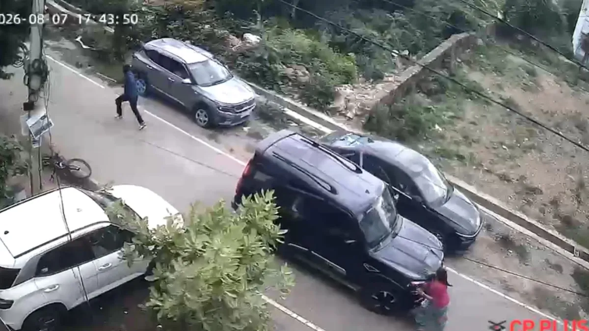 पहले बदमाशों ने कार में तोड़तोड़ की, फिर महिला सामने आई तो स्कॉर्पियो से कुचलकर भागे, CCTV में कैद हुई घटना