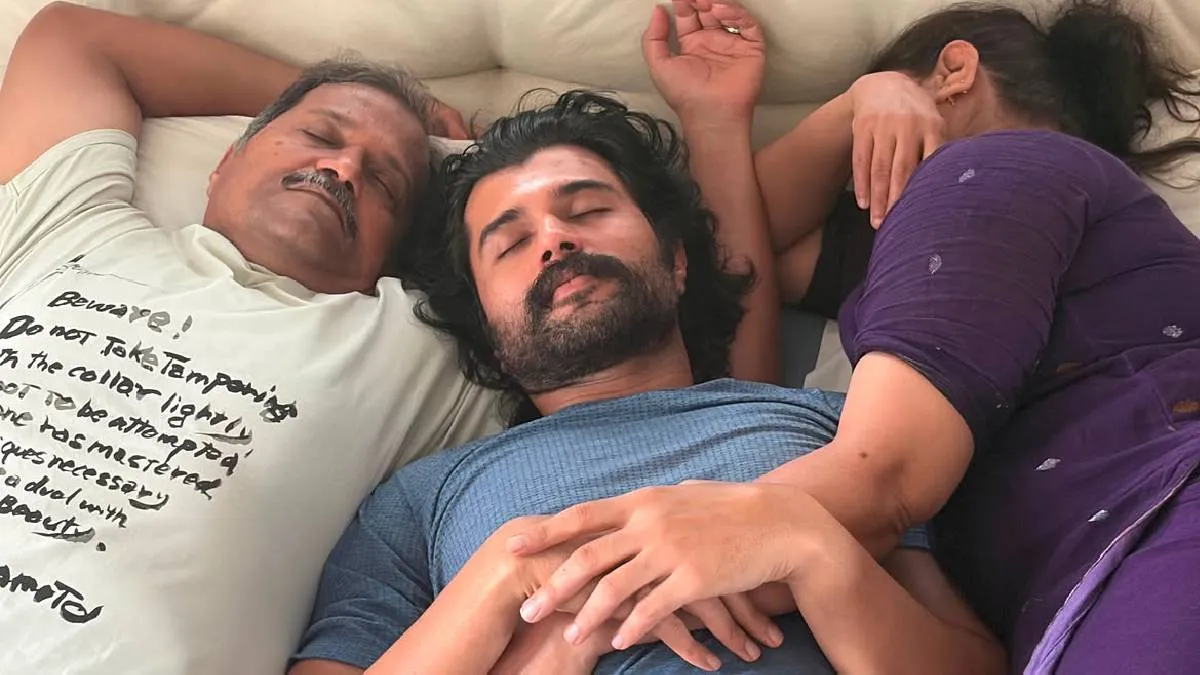 बच्चों की तरह मम्मी-पापा के बीच सो रहे थे विजय देवरकोंडा, रश्मिका मंदाना ने क्लिक की सुकून भरे पल की फोटो