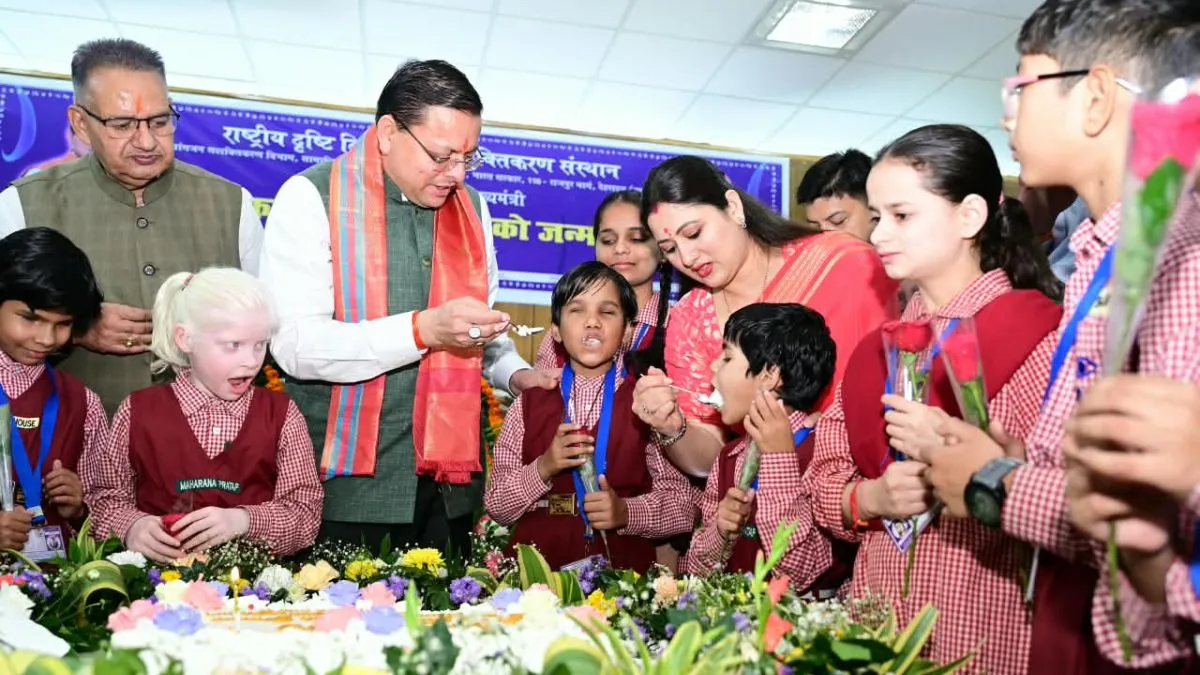 दिव्यांग बच्चों के बीच जन्मदिन मनाने पहुंचे CM धामी, मासूमों का प्यार देख हुए भावुक