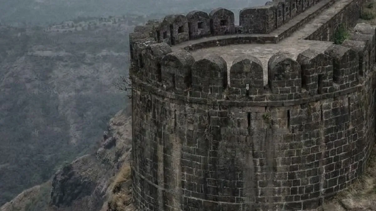 महाराष्ट्र में 80 फीट ऊंचे किले से गिरकर महिला और दो बच्चों की मौत, एक घायल