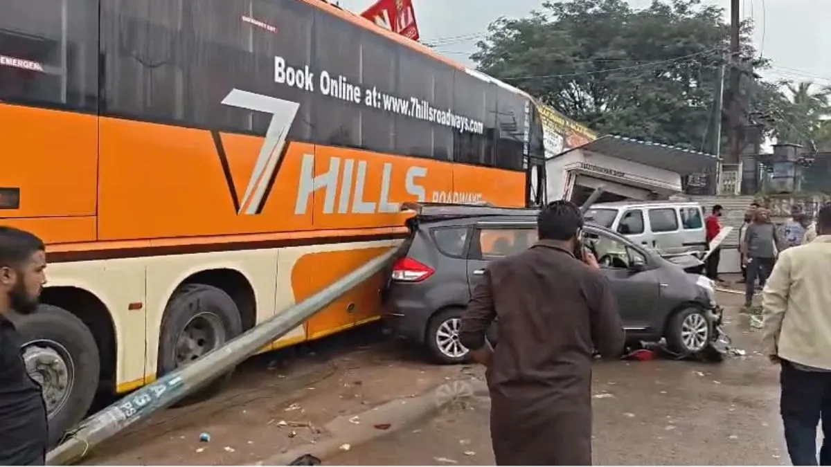 पांच गाड़ियों को टक्कर मारने के बाद होटल में घुसी बस, चूल्हे से लगी आग, 50 लोग घायल