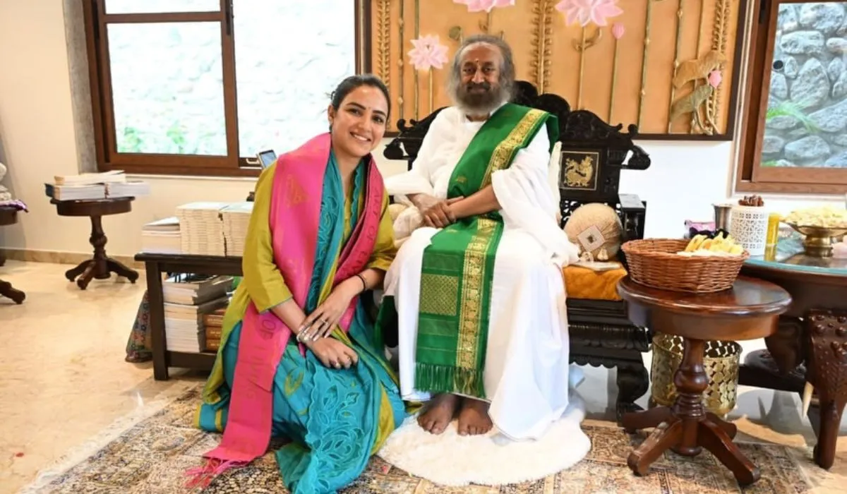 जैस्मिन भसीन ने की श्री श्री रविशंकर से मुलाकात, मन की उलझन में फंसी एक्ट्रेस ने कही दिल की बात